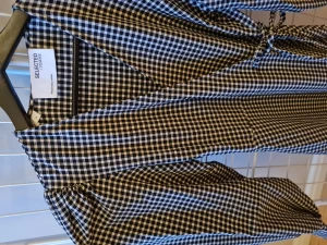 Rutig klänning Selected Femme  - Fint skick. Använd 1 gång. Ingenting att anmärka på. 