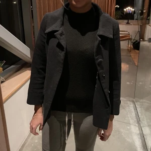 Jacka - Höstjacka med knappar! Lite mindre i modellen men super snygg. ❤️