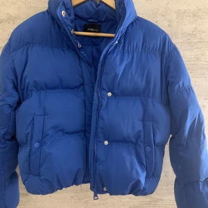 Blå puffer jacka - Säljer denna jacka från FB sisters för att ja änvender den int. Jacka e knappt använd o e därför i nyskick. Skriv privat ifall du vill se bild på🤍