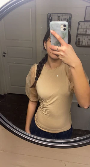 Trendig tröja ifrån vero moda - + frakt  Denna tröja är i strl L men passar även bra för M, den är i väldigt bra skick då den använts 2-3 gånger. Materialet på tröjan Är extremt mjukt och skönt! 