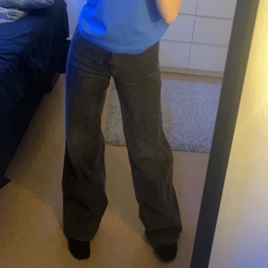 Gråa jeans  - Super snygga svart tvättade jeans, typ gråa som jag köpt förra året, Säljer då de blivit för små i midjan, Storlek 24 (Skulle säga Xs/S) Köpta för 400 nypris 250