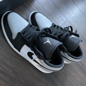 Jordan 1 low shadow Toe  - Tjena  Säljer dessa Jordan 1 low shadowtoe   Helt nya i box   1500kr (merchsweden säljer dem för 3k) 