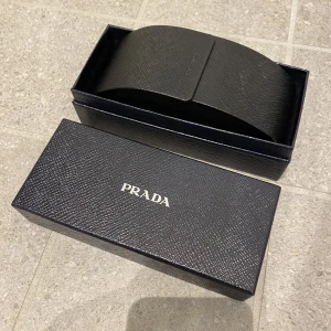 Solglasögon Prada - Säljer ett par solglasögon som är riktigt feta. De är pilotformade och har inga repor, jättebra skick!