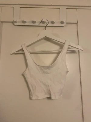 Vit topp gina - En basic vit topp från Gina. Nice lite för liten för mig dock😢