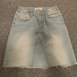 Jeans kjol💘 - Jätte fin jeans kjol, dom va jeans innan och är nu en kjol använt ett fåtals gånger💘💘