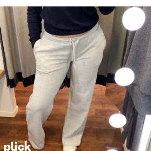 Mjukisbyxor - Säljer dessa populära low Waist mjukisbyxor från BikBok. Väldigt sparsamt använda då jag har använt dom en gång🌟 370kr + frakt