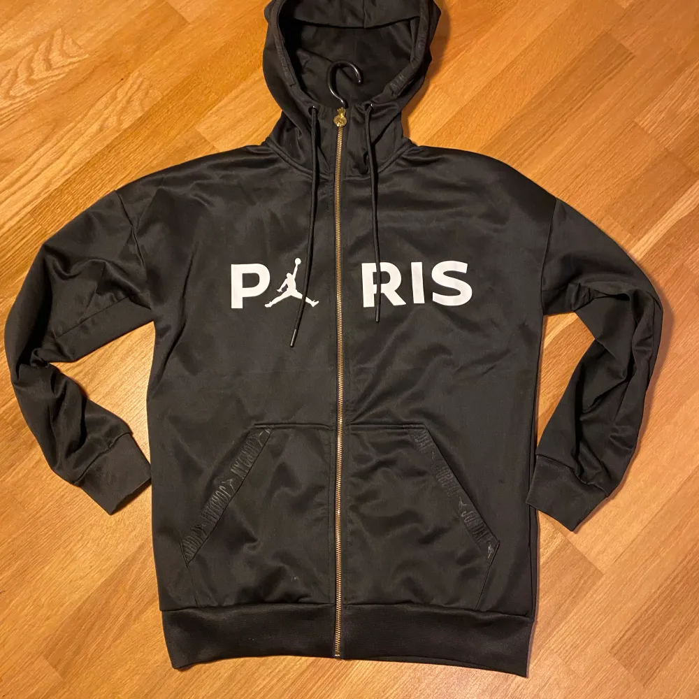 Psg zip som knappt är använd. Bra skick med guldig dragkedja. Pris går att diskuteras🤝. Hoodies.