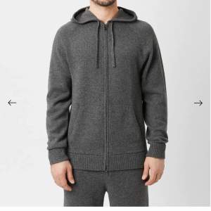 Hjälper min kille att sälja en kashmir hoodie från singular society som endast är använd några gånger. Skriv om ni har frågor!