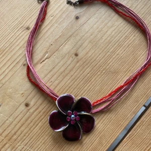 Halsband  - Halsband från 90-talet som är supertrendigt nu igen. I fint skick!