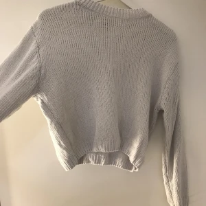 Stickad tröja  - En jätte fin stickad tröja från hm, skriv vid fler frågor eller funderingar❤️ Ni står för frakten 60kr