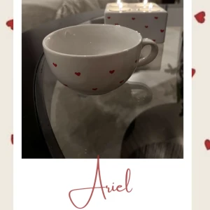 Kollektion Ariel mugg - Här är en mugg från vår röda kollektion ”Ariel” som är en av våra kärleksfulla och handmålade porslins produkter❤️ 