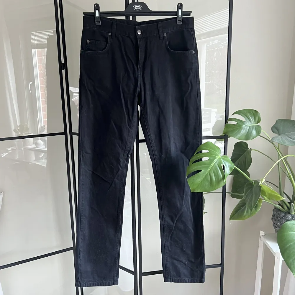 Svarta lågmidjade jeans från Human Scales i storlek 31/32. Jeansen är köpta second men är i bra skick. Passar S/M. Jeans & Byxor.
