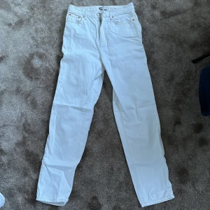 Jeans - Raka vita jeans med bruna sömmar på. Högmidjade, fint skick 