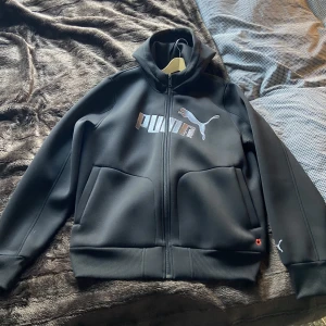 Vintage puma hoodie - En vintage Puma hoodie i storlek L men kan passa en M som oversized. Den är jätteskön och en riktigt fet hoodie helt enkelt. Jättebra skick på den då den knappt är använd.