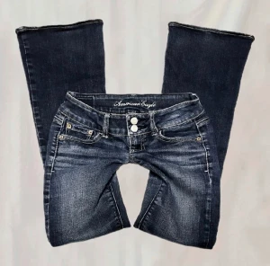 Low waist bootcut jeans - ALLA BILDER TAGNA UTAV @agnessecondhand 𝐋𝐨𝐰 𝐰𝐚𝐢𝐬𝐭 𝐣𝐞𝐚𝐧𝐬 Säljer dessa supersnygga low waist jeans jag precis köpt utav @agnessecondhand, då de tyvärr inte passade mig. Jag köpte dem för ca 450 ink frakt 🤍   𝐌𝐢𝐝𝐣𝐚: 68 cm 𝐈𝐧𝐧𝐞𝐫𝐛𝐞𝐧 (längd): 73 cm