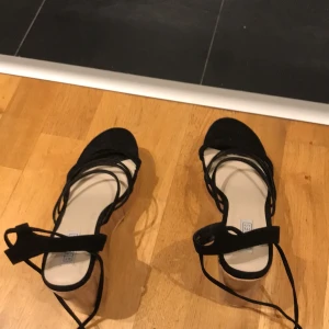 Klack skor  - Här säljer jag ett parklackskor! Om du är intresserad kan du kontakta mig 