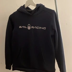Sail racing hoodie - Jätte fin mörkblå Sail racing hoodie från kidsbrandstore🤍 Nypris: 800kr Frakt ingår inte!