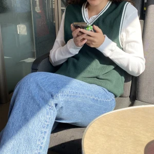 Sweatervest från Brandy Melville - En superskön virkad väst från Brandy Melville. Finns inte längre att köpas. Använd en gång och är därför i jättebra skick. Pris kan diskuteras, klicka inte på köp nu utan kontakta mig!