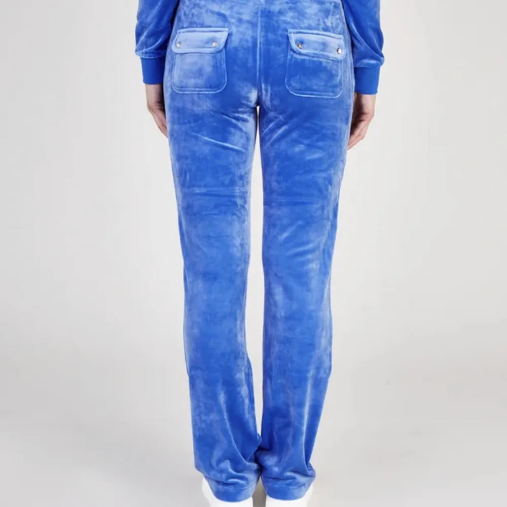 säljer mina blåa juicy byxor för dom kommer inte till användning, kom privat för fler bilder💗köparen står för frakten. Äkta!!. Jeans & Byxor.