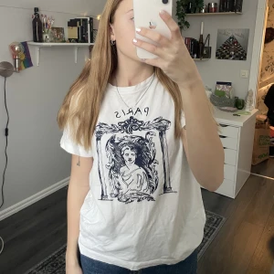 T-shirt - Säljer denna fina t-shirten då den inte används så mycket av mig! Köpt från plick. Lite urtvättad i själva färgen (tror jag) eller så ska färgen vara så haha. Köparen står för frakten och katt finns i hem 🧚🏻‍♀️