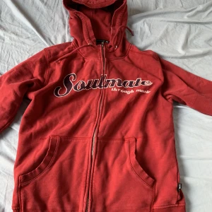 ? - snygg zip-up. ingen aning vad det är för märke, ärvt den så rätt gammal men rätt bra skick. inte använd av mig så mycket men vet inte hur använd den är tidigare. ett litet hål vid ena armen men inget som man tänker på. passar mig som är 165