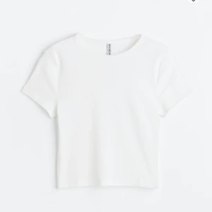 T-shirt - Använd en gång men säljer för att den är lite för liten. Storlek S, orginal pris 90 men säljer för 45