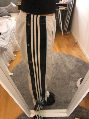 Adidasbyxor - Adidasbyxor i storlek S, de sitter oversised på mig som har Xs i vanliga fall💓Tryck inte på köp nu!!