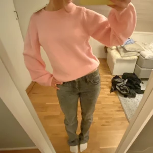 Rosa stickad tröja  - Rosa stickad tröja från märket object, liknar verkligen tröjan från arket! Nyskick med lappar kvar💗💗Den är slutsåld på hemsidan, nypris: 400kr Storlek XS men oversize 