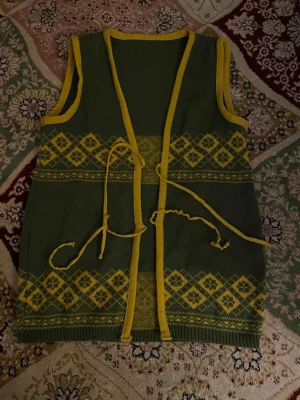 Vintage väst - Vintage grön o gul väst! Perfekt skick. Storlek M.  Längd: 61 cm Bröstvidd: 78 cm Möts i Malmö och tar Swish. Står ej för frakt eller postens slarv (: