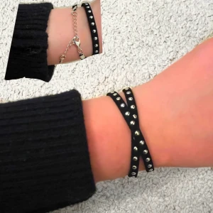 Nitarmband i mockaimitation - ❤️‍🔥Just nu finns dom här armbanden att köpa! Fler färger samt modeller släpps inom kort.❤️‍🔥 Armbanden är reglerbara och passar därför dom flesta!  🤍Vit - 79kr 🖤Svart enkel - 79kr 🖤Svart dubbel - 99kr 🦋Frakt - 15kr 