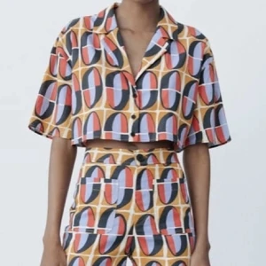 Topp från Zara - Säljer denna fina topp från Zara i storlek xs/34, aldrig använt. Fungerar för storlek 36/38 också❣️