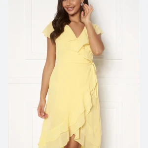 Gul klänning - Oanvänd, originalpris 599. Slutsåld på hemsidan