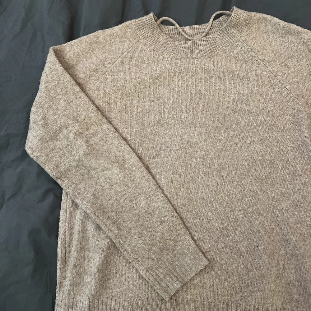 Säljer denna populära stickade tröja från vero Moda i strl xs, svårt att se färgen på första bilden, men en fin ljusrosa/lila färg💓. Stickat.