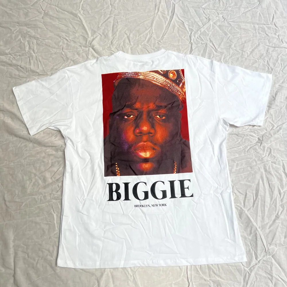 Vit t shirt med The Notorious B.I.G. tryck. Bara provad aldrig använd :). T-shirts.