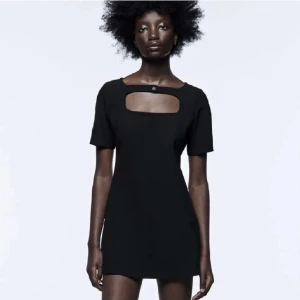 Zara klänning  - Super fin klänning från zara i jötte bra skick! Den är i storlek xl men passar mig jätte bra som brukar ha M❤️