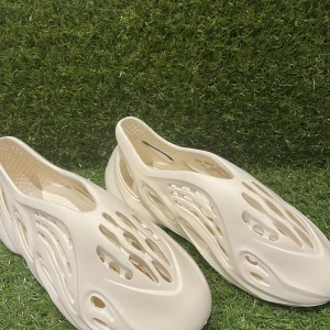 Yeezy Foam Runner Sand  - Nyskick🔥 Storlek 43🧶 Orginalbox finns med📦 Dessa är deadstock🔥☄️ 