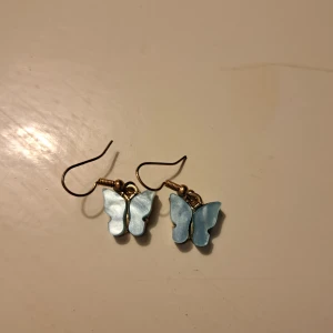 Fjärilsörhängen🌞 - Här har jag ett par fina örhängen som aldrig är använda 🌞passar bra till allergiker 🌞 Pris 10 kr plus frakt 16 kr 🌞 Swish finns 🌞 vid frågor kontakta mig 🌞 Anki 