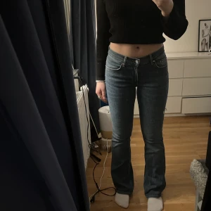 Lågmidjade jeans - Säljer mina lågmidjade bootcut jeans ifrån Gina, då de tyvärr inte passar mig längre. Använda ett par fåtal gånger, men känns som nya! Strl 36💓