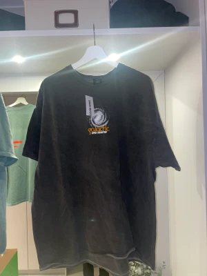 Få 3 st t shirts för priset av en  - 2 oanvända från Urban Outfitters  1 knappt använd från Patagonia 