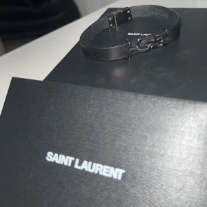 Yves saint Laurent armband - Hej, säljer nu mitt väldigt fina armband som jag köpte 2022 för cirka 2300kr inne på nk Stockholm! Armbandet är väldigt bra skick 9/10 så därav priset