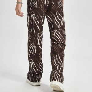 Claw graphic jeans  - Säljer Mörk/kaffebruna jeans då jag tröttnat på dem. inte använda mer än 2 gånger ny pris runt 1200