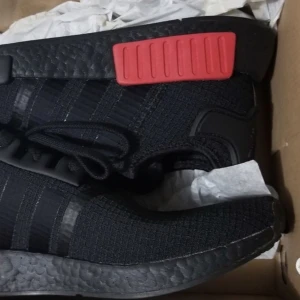 Nmd r1 storlek 41-42 - Knappt använda. Köpt för 2200 Kan mötas i hudik