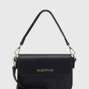 Säljer en helt ny och oöppnad äkta Valentino väska då jag råkat beställa två av samma. Köparen står för frakten.