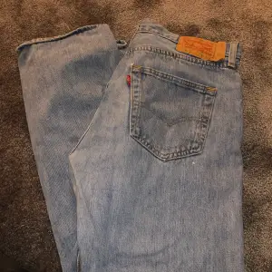 Levis jeans 501 i bra skick. Säljer pga fel storlek & de är unisex. Vid frågor eller annat är det bara att skriva!