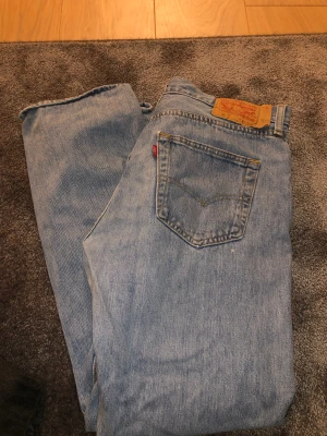 Levis 501 - Levis jeans 501 i bra skick. Säljer pga fel storlek & de är unisex. Vid frågor eller annat är det bara att skriva!
