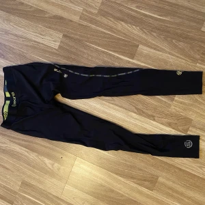 Kompressionstights - Svarta träningstights, kompression från Skins. Med detaljer på benen💞nypris 1300