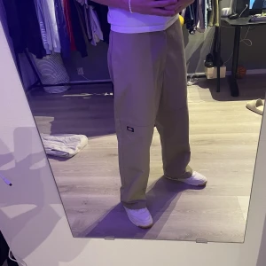 Dickies dubbleknee - Skitsnygga dickies byxor. Litet slitage på ens knät annars grymt skick. Svinnajs passform!