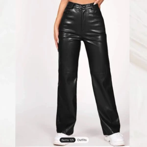 Läder byxor  - Säljer dessa snygga läder byxor från Shein! Strl L! Helt nya!  Skönt och stretchiga material!