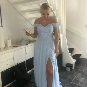 Klänning  - Fin klänning, aldrig användt. Prislapp fortfarande på Köpt för 4500 dressroom 