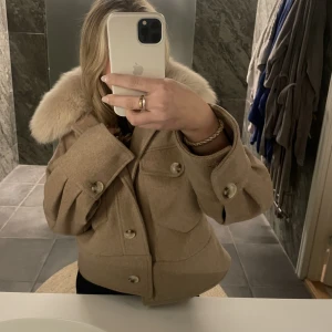 Meotine kappa - Säljer min beiga slutsålda kappa från Meotine, i fint skick 💓 storlek xs/s 